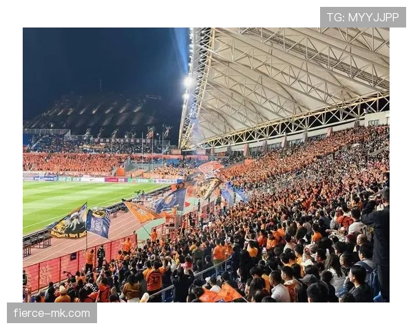 全球足球热潮再掀高潮，明星球员转会风波引热议与行业反思