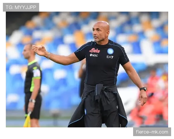 马尔蒂诺执教理念强调控球与高位逼抢，战术体系注重攻守平衡