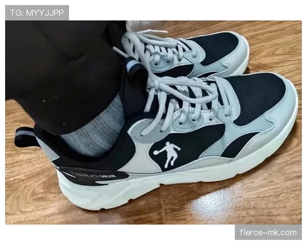 乔丹退役后居然还在用老爹鞋刷街，这身价还能这么接地气？